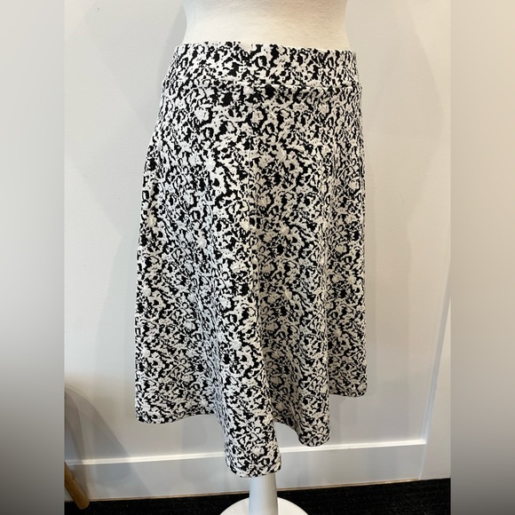 Paraphrase Black & White Patterned Skirt - Medium - Picture 3 of 9